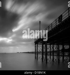 Southend, UK. 13. Dezember 2012. Eine schwache Sonne versucht, durch eine Decke von Cloud an einem kalten & tristen Tag am Southend-on-Sea zu brechen. Eine Langzeitbelichtung hat das aufgewühlte Meer abgeflacht. Stockfoto