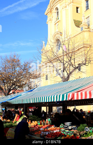 Der Cours Saleya Markt in der Altstadt von Nizza Stockfoto