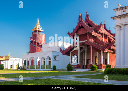 Ein Blick auf den Wachturm im Mandalay Royal Palace Stockfoto