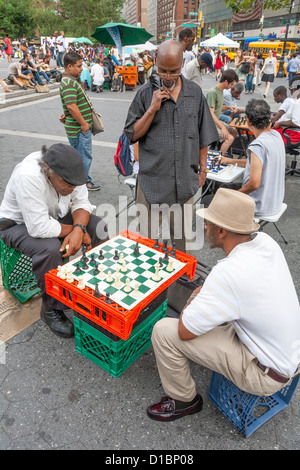 Männer spielen Schach am Union Square in Manhattan, New York City. Stockfoto