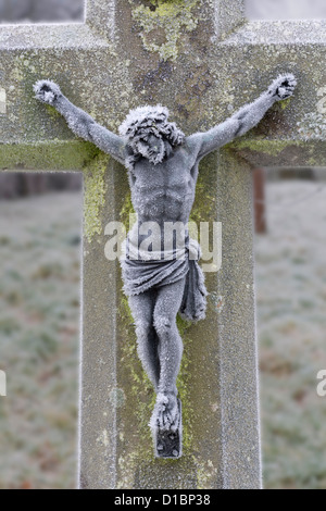 Frost bedeckt schwere Kreuz Kreuzigung Abbildung fotografiert im Winter in der Bossall Kirche in North Yorkshire. Stockfoto