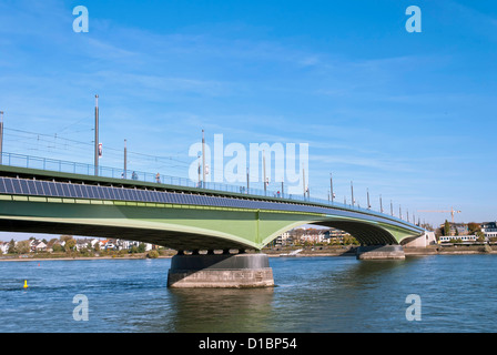 Kennedy-Brücke (Deutsch: Kennedybrücke) nach dem Umbau, mitten in der Bonner drei Rheinbrücken, verbindet die Stadt Cente Stockfoto