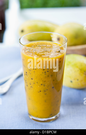 Frische Mango mit Passionsfrucht/Maracuja Smoothie von frischer Mango Stockfoto
