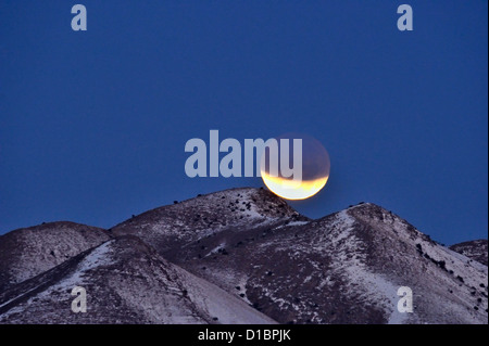 Einstellung Mond mit Eclipse, über Chupadera Range, Bosque del Apache NWR, New Mexico, USA Stockfoto