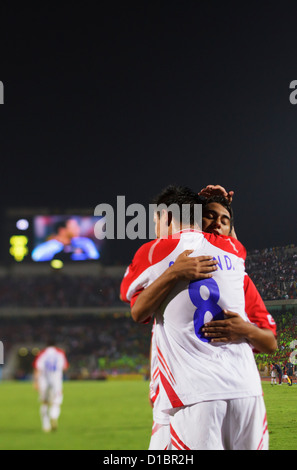 KAIRO, ÄGYPTEN: Teamkollegen David Guzman (L) und Diego Estrada (R) feiern im Achtelfinale der FIFA U-20-Weltmeisterschaft 2009 im Kairoer International Stadium am 6. Oktober 2009 in Kairo Ägypten ein Tor gegen Ägypten. Nur redaktionelle Verwendung. Kommerzielle Nutzung verboten. (Foto von Jonathan Paul Larsen / Diadem Images). Hinweis zum Editor: Verwendetes Objektiv mit selektivem Fokus. Stockfoto