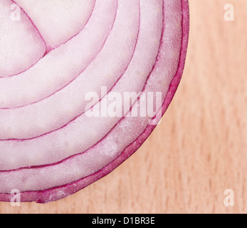 Schließen Sie herauf Bild der roten Zwiebel auf Holzblock Stockfoto