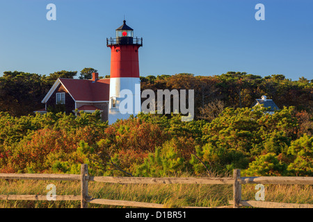 Nauset Licht befindet sich entlang der Cape Cod National Seashore in der Nähe von Nauset Strand von Eastham. Stockfoto