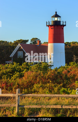 Nauset Licht befindet sich entlang der Cape Cod National Seashore in der Nähe von Nauset Strand von Eastham. Stockfoto