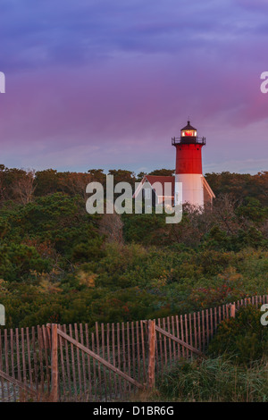 Nauset Licht befindet sich entlang der Cape Cod National Seashore in der Nähe von Nauset Strand von Eastham. Stockfoto