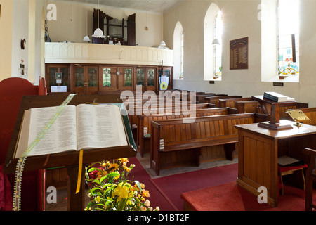 Das Innere der mährischen Kirche (erbaut im Jahre 1833) an den Ufern des Flusses Wye in Brockweir, Gloucestershire, UK Stockfoto