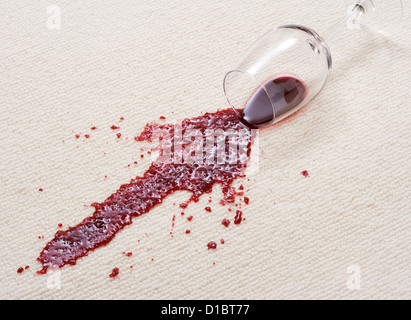 Rotwein auf Teppich verschüttet. Stockfoto