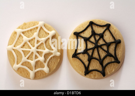 Halloween mini Spinnennetz Kekse auf weißem Hintergrund - von oben nach unten suchen. Stockfoto