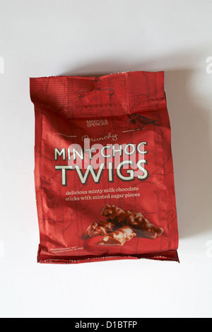 Tasche von Marks & Spencer knusprige Mint Choc Zweigen isoliert auf weißem Hintergrund Stockfoto