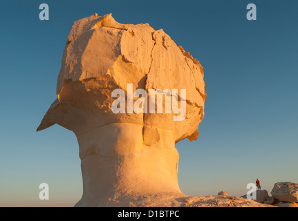 Der Mensch steht von Mushroom Rock Formation, Weiße Wüste (Sahara el Beyda), Ägypten - Model-Release auf Anfrage Stockfoto