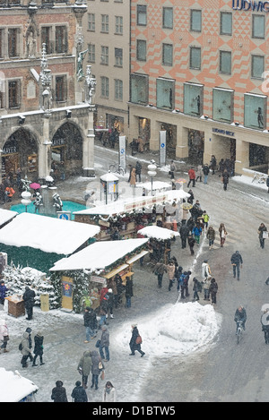 Massen von Käufern auf dem Weihnachtsmarkt in München Stockfoto