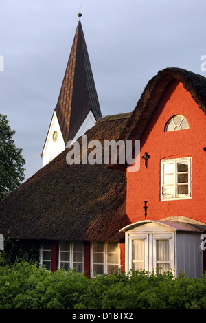 Amrum, Nebel, Deutschland, der Turm der Kirche St. Clemens, reetgedeckte Friesenhaus Stockfoto