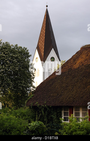 Amrum, Nebel, Deutschland, der Turm der Kirche St. Clemens, reetgedeckte Friesenhaus Stockfoto