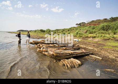 Fischer auf See Chamo, Arba Minch, Äthiopien. Fischer mit ihren Booten und ihren Fang am Strand Stockfoto