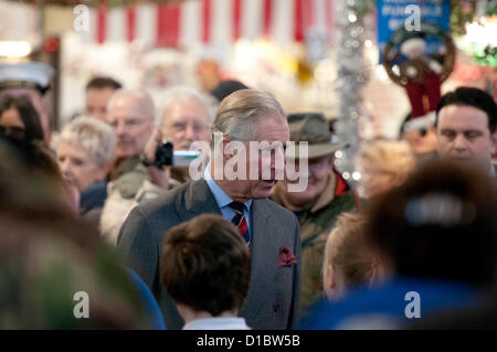 Swansea, Großbritannien. 14. Dezember 2012. Prinz Charles treffen Händler und Einkäufer bei seinem Besuch in Swansea Markt in Süd-Wales heute Nachmittag. Bildnachweis: Phil Rees / Alamy Live News Stockfoto