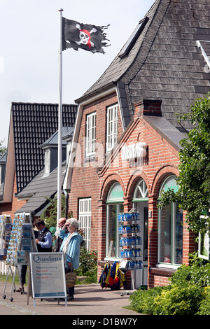 Amrum, Northville, Deutschland, Piraten-Flagge vor der Buchhandlung Quedens Stockfoto