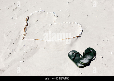 Amrum, Nebel, Deutschland, ein Herz aus Muscheln und Flip Flops in Kniepsands gemacht Stockfoto