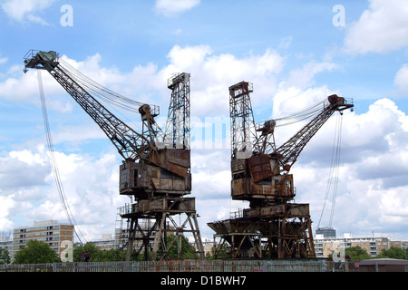 Die Krane am Kraftwerk Battersea wurden vor der Sanierung im Jahr 2008 stillgelegt. Stockfoto