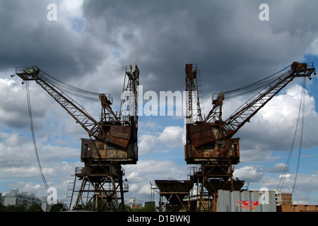 Stillgelegte Kohlenkrane am Kraftwerk Battersea 2008, vor der aktuellen Entwicklung. Stockfoto