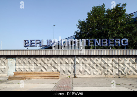 Berlin, Deutschland, die Buchstaben auf dem Bahnhof Berlin-Lichtenberg-Lichtenberg Stockfoto