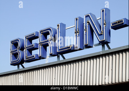 Berlin, Deutschland, Berlin als Buchstaben Neon Schriftzug am Bahnhof Lichtenberg Stockfoto