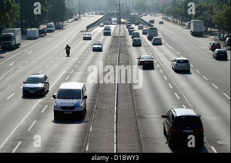 Berlin, Deutschland, Autos auf der Autobahn B1/B5 Alt-Friedrichsfelde Stockfoto