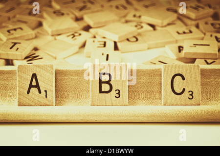 ABC-Wort buchstabiert mit Scrabble Fliesen Stockfoto