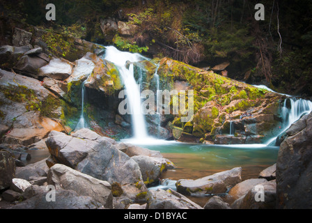 Tief im Wald Wasserfall in den Karpaten, Shypit Stockfoto