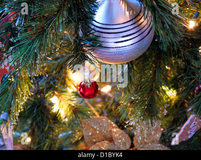 Ein Weihnachtsbaum mit Kugeln mit einem goldenen Glanz Stockfoto