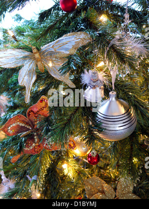 Ein Weihnachtsbaum zeigt ein Engel und Kugeln Stockfoto