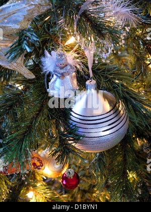 Ein Weihnachtsbaum zeigt ein Engel und Kugeln Stockfoto