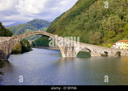 Teufelsbrücke Serchio Fluss, Italien Stockfoto