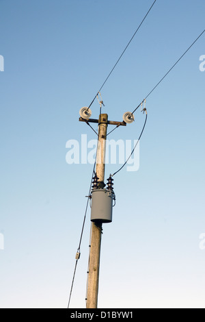 Niedrige Spannung Transformator auf einem Strommast Stockfoto