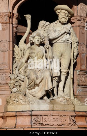 Doulton Fountain Glasgow, Detail der weltweit größten Terrakotta-Brunnen, Figuren aus Südafrika, Glasgow Green öffentlichen Park, Schottland, Großbritannien Stockfoto