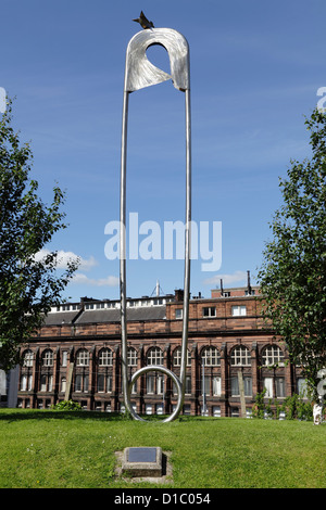 Giant Nappy Pin Skulptur, Monument to Maternity, von George Wyllie in Rottenrow Gardens, Montrose Street, Glasgow, Schottland, UK Stockfoto