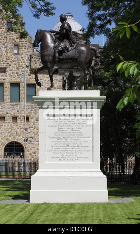 Blick nach Norden über den Cathedral Square zur Reiterstatue von König Wilhelm von Orange in Glasgow, Schottland, Großbritannien Stockfoto