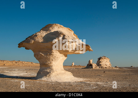 Pilz-Felsformationen, Weiße Wüste (Sahara el Beyda), Ägypten Stockfoto