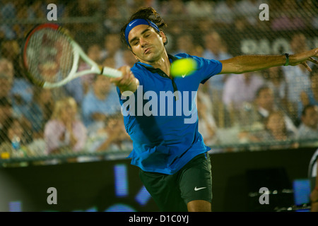 Roger Federer erhält eine dienen während einer Ausstellung Spiel gegen Juan Martin Del Potro in Buenos Aires im Dezember 2012 Stockfoto