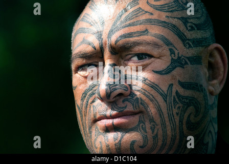 Neuseeland. Moko-Gesicht-Tattoos sind eine visuelle Sprache, die den Träger mit ihren Vorfahren verbindet. Stockfoto