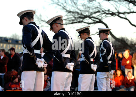 14. Dezember 2012 - Nation tödlichsten Shootings - (FILE) - 17. April 2007 - Blacksburg, Virginia, Vereinigte Staaten - im Bild: übermorgen. Studenten, Dozenten und Mitarbeiter beginnen Trauer auf dem Campus der Virginia Tech University und eine Kerzenlicht Mahnwache halten. Südkoreanische Cho Seung-Hui, 23-Year-Old Virginia Tech Senior, Englisch großen 32 niedergeschossen und dann nahm sich das Leben in der Virginia Tech-Massaker. Die tödlichsten Masse in der US-Geschichte und eine der schlimmsten jemals schießen.  Insgesamt 33 gestorben 16. April 2007.  (Kredit-Bild: © Mark Murrmann/ZUMAPRESS.com) Stockfoto