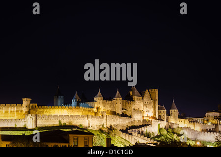 Große mittelalterliche Festung auf einem Hügel oberhalb der Stadt Carcassonne Frankreich im dunklen Nachthimmel beleuchtet Stockfoto