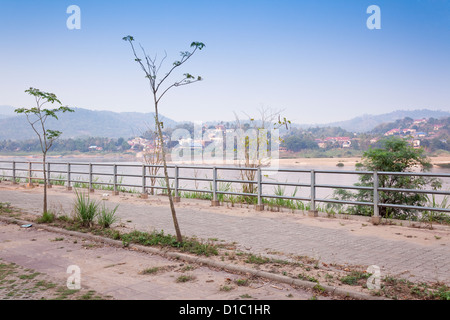 Ufer des Mekong River mit Blick auf Laos, Chiang Khong, Provinz Chiang Rai, Thailand Stockfoto