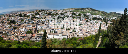 Panoramablick über die Dächer auf den Hügeln in der Stadt Granada, Spanien. Stockfoto