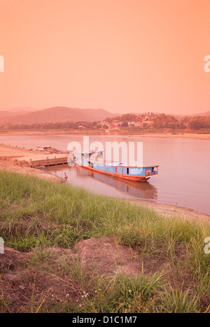 Ufer des Mekong River Blick auf Laos in der Abenddämmerung, Chiang Khong, Provinz Chiang Rai, Thailand Stockfoto