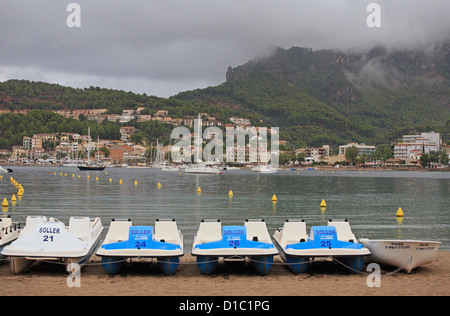 Port de Soller, Mallorca, Spanien, Tretboote am leeren Strand in Port de Soller Stockfoto