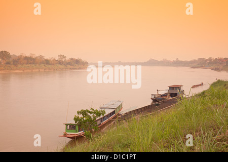 Ufer des Mekong River Blick auf Laos in der Abenddämmerung, Chiang Khong, Provinz Chiang Rai, Thailand Stockfoto